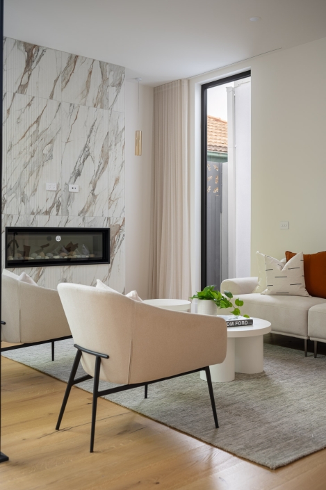 Corner window design with multiple glass panels